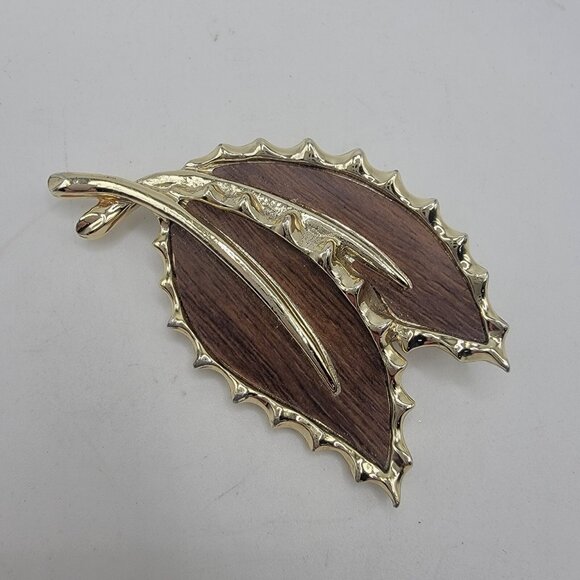 Sarah Coventry Gold‎ Tone And "Wood" Leaf Pin Brooch - Picture 1 of 3